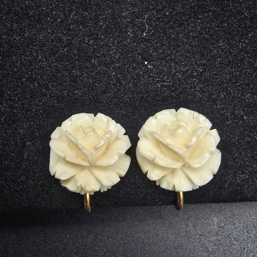 WRE 12K Gold  Filled Flower Screw Back Earrings Carved Cream White Vintage